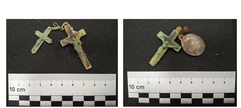 links: Kreuz mit Heiligenplakette, rechts: Kreuze eines Rosenkranzes