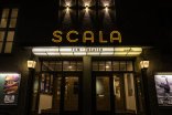 Der Eingang des Scala-Filmtheaters im dunkeln mit Beleuchtung