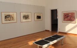 Ein Raum, in dem Bilder mit Pferdemotiven aufgehängt sind