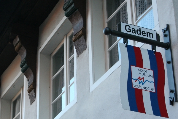 Ausschnitt des Gadems von außen mit Eingangsschild