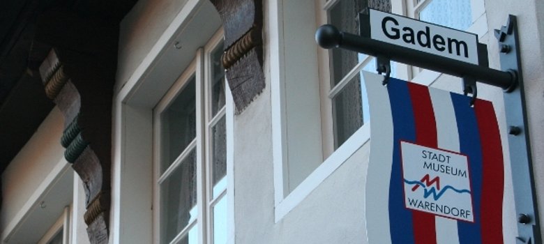 Eingangsschild Gadem Ausschnitt des Gadems von außen mit Eingangsschild