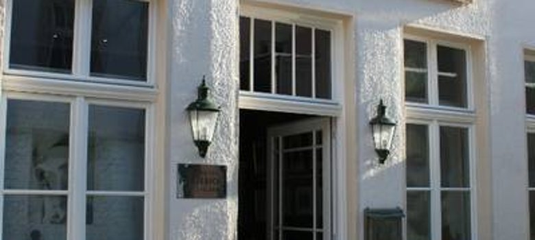 Das Museum Heinrich Friederichs Der Eingang des Heinrich-Friederichs-Museums mit goldenfarbenem Eingangsschild