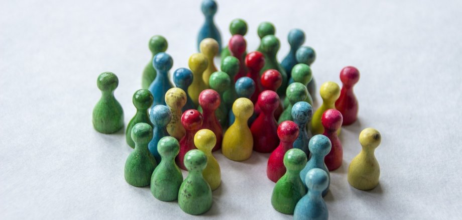 Symbolbild Menschengruppe Symbolbild Spielfiguren bilden eine Gruppe