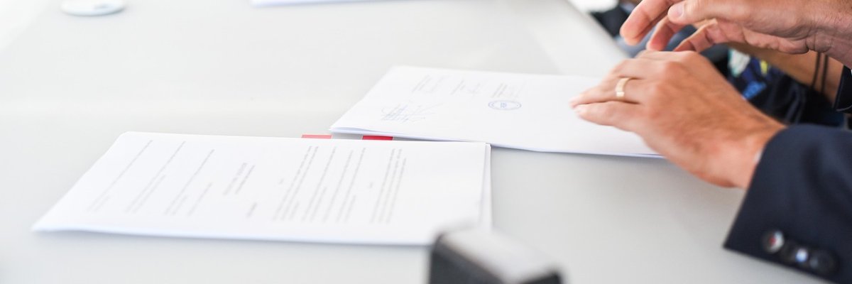 helfende Hände und Akten