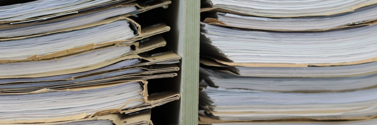 Symbolbild für einen Aktenstapel