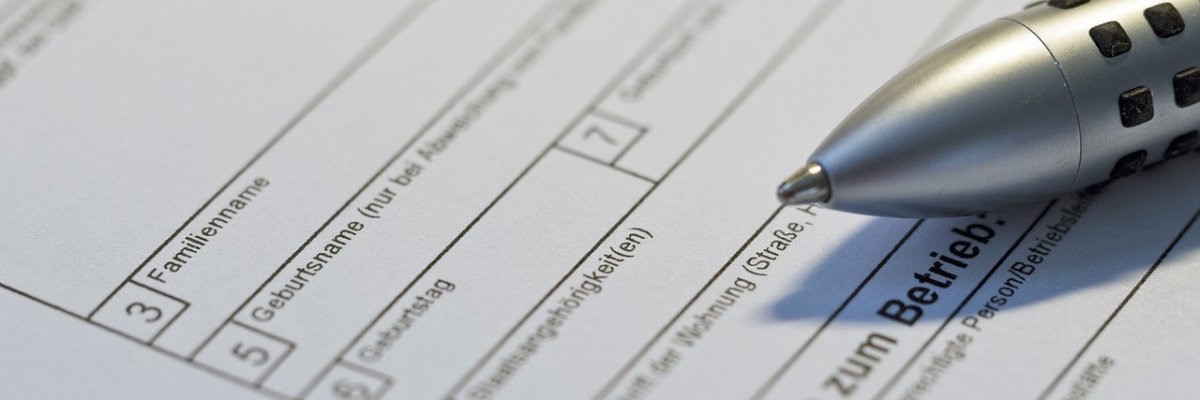 jemand füllt ein Formular aus