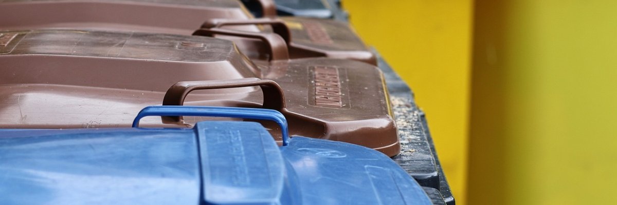 verschiedene Mülltonnen als Symbolbild