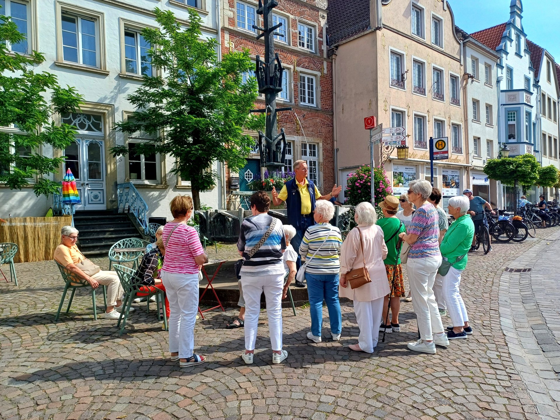 Gruppe Touristen auf dem Markplatz bei einer Stadtführung