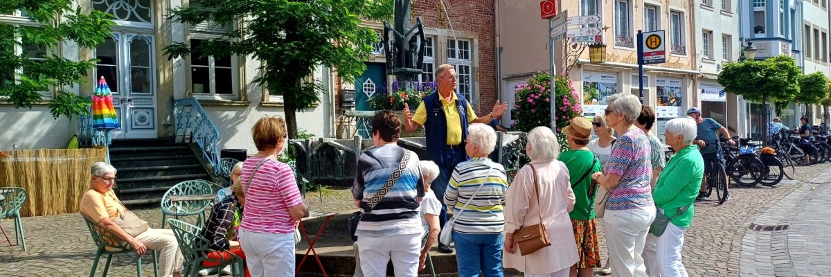 Gruppe Touristen auf dem Markplatz bei einer Stadtführung
