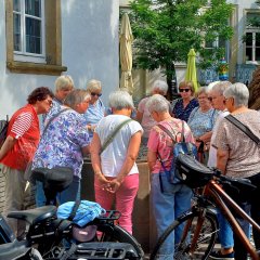 Eine Gruppe steht bei einer Altstadtführung auf dem historischen Marktplatz 