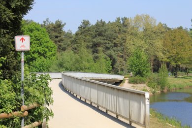 Brücke Emsradweg mit Radwegweiser