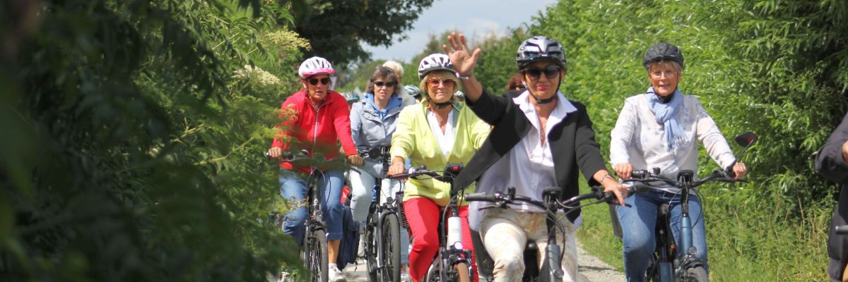Radfahrer auf einer Radtour im Grünen