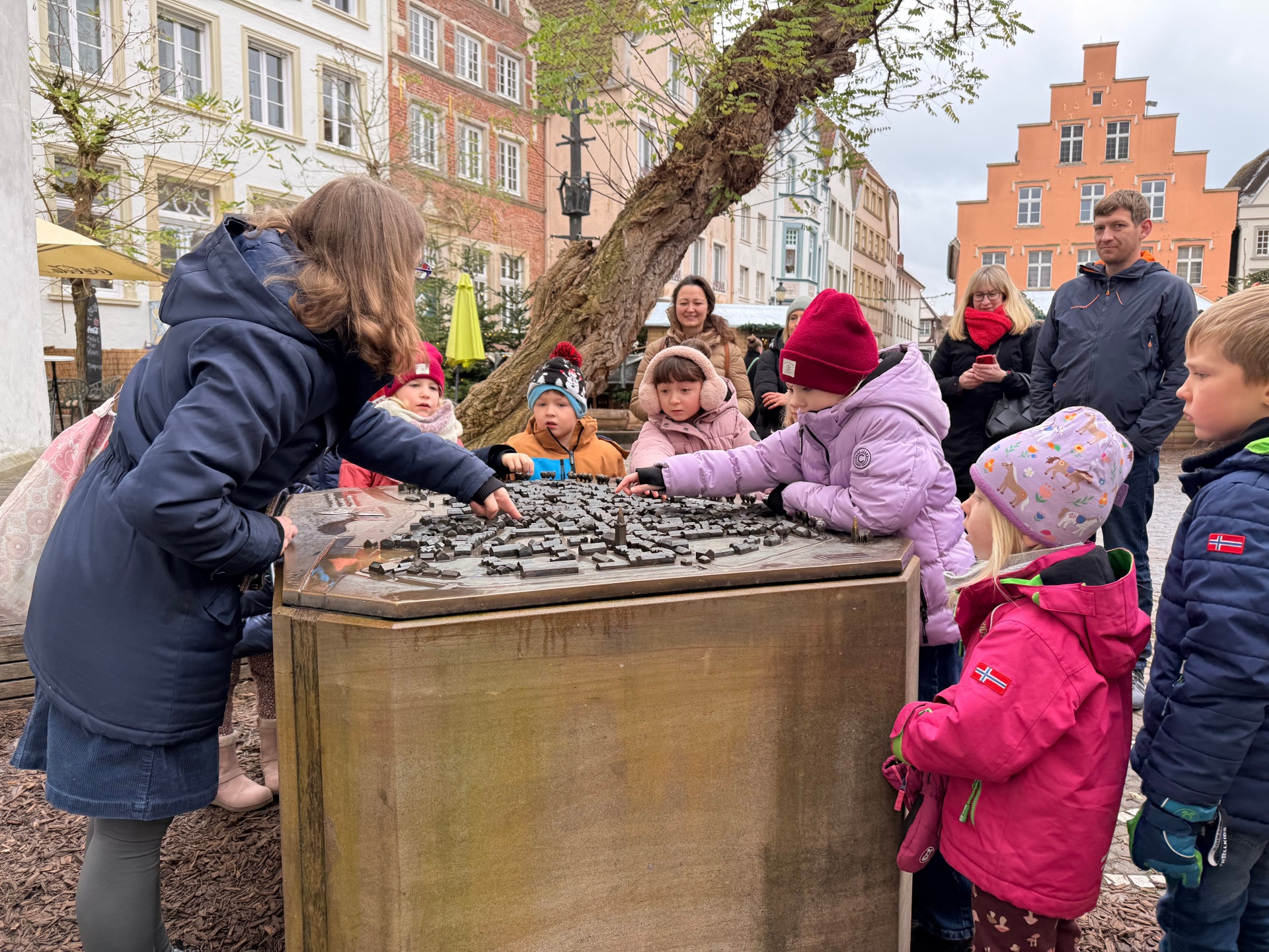 Kinderstadtführung Gruppe mit Kindern am Stadtmodell