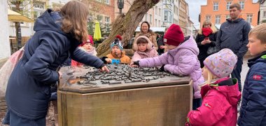Kinderstadtführung Gruppe mit Kindern am Stadtmodell