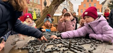 Kinderstadtführung Gruppe mit Kindern am Stadtmodell