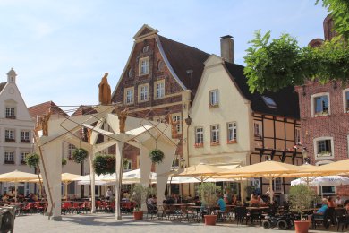 Marktplatz mit Marienbogen