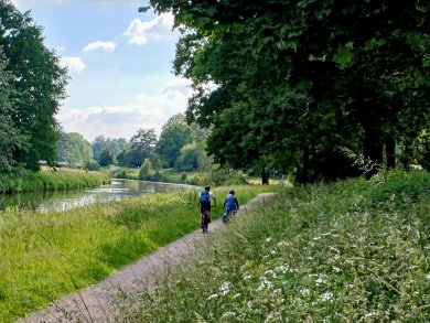 2 Radfahrer an der Ems