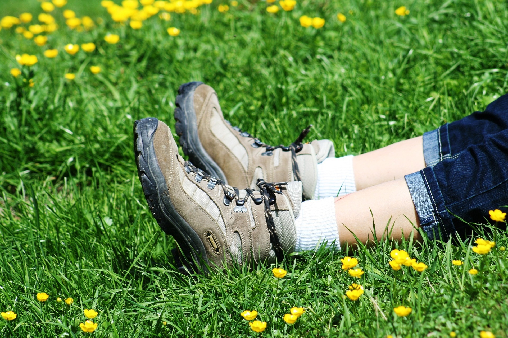 Wanderschuhe im Gras