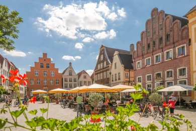 Marktplatz mit Bestuhlung und Sonnenschirmen