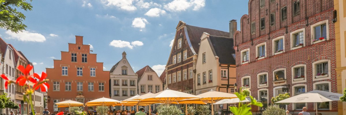 Marktplatz mit Bestuhlung und Sonnenschirmen