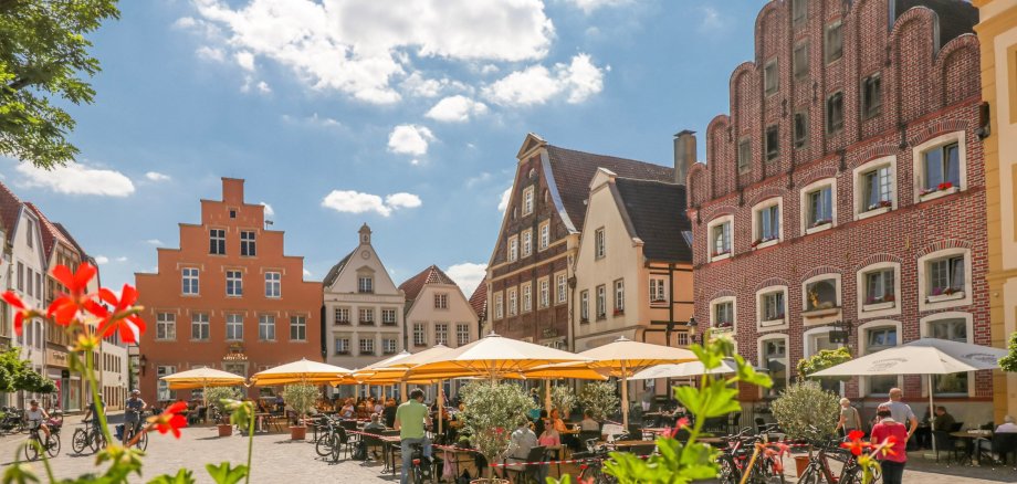 Marktplatz Marktplatz mit Bestuhlung und Sonnenschirmen