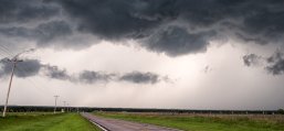 Ein Unwetter über einer Landstraße