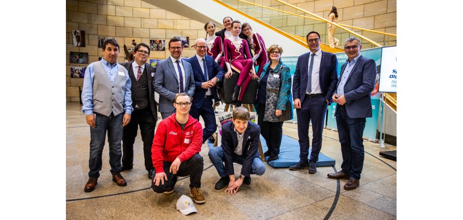 Parlamentarischer Tag Vor rund einem Jahr wurde bekannt: Die Special Olympics World Games kommen 2023 nach Warendorf. Im Rahmen des Inklusions-Sportprojekts "Host Town" wurde die Stadt als einer der Gastgeber für die größte inklusive Sportveranstaltung der Welt gewählt. Was vor einem Jahr noch weit weg klang, nimmt so langsam Gestalt an. In der vergangenen Woche waren Vertretungen der Athletinnen und Athleten gemeinsam mit Zuständigen aus den Host Towns zu Gast im NRW-Landtag, um mit den Mitgliedern des Landtags ins Gespräch zu kommen.