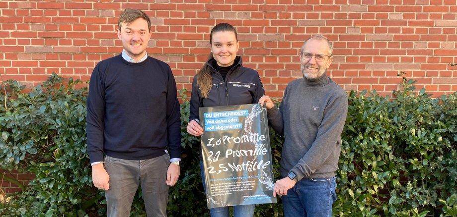Bürgermeister Peter Horstmann, Marleen Robers (Ordnungsamt) und Ansgar Westmark (Stadtjugendpfleger) machen auf die kreisweite Kampagne „Du entscheidest“ aufmerksam. Bürgermeister Peter Horstmann, Marleen Robers (Ordnungsamt) und Ansgar Westmark (Stadtjugendpfleger) machen auf die kreisweite Kampagne „Du entscheidest“ aufmerksam.