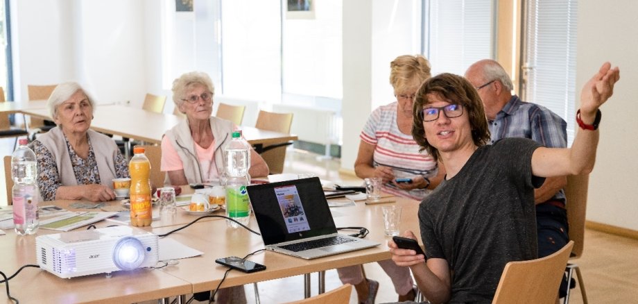 Ein Digitalexperte klärt kostenlos Fragen rund um die Themen Reiseplanung und Einkaufen online