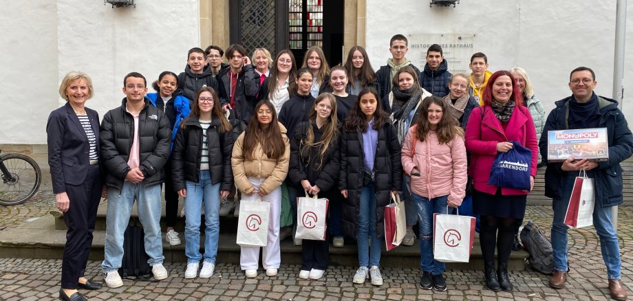 Schülergruppe vor dem Rathaus Schülergruppe vor dem Rathaus