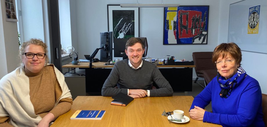 Yvonne Hüllbrock, Bürgermeister Peter Horstmann und Ingeborg Pelster (v.l.) Yvonne Hüllbrock, Bürgermeister Peter Horstmann und Ingeborg Pelster (v.l.)