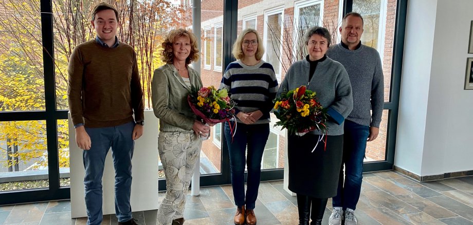 v.l.: Bürgermeister Peter Horstmann, Birgit Dämgen, Personalamtsleiterin Silke Middendorf, Anna Fröse, Personalratsvorsitzender Michael Holzkamp