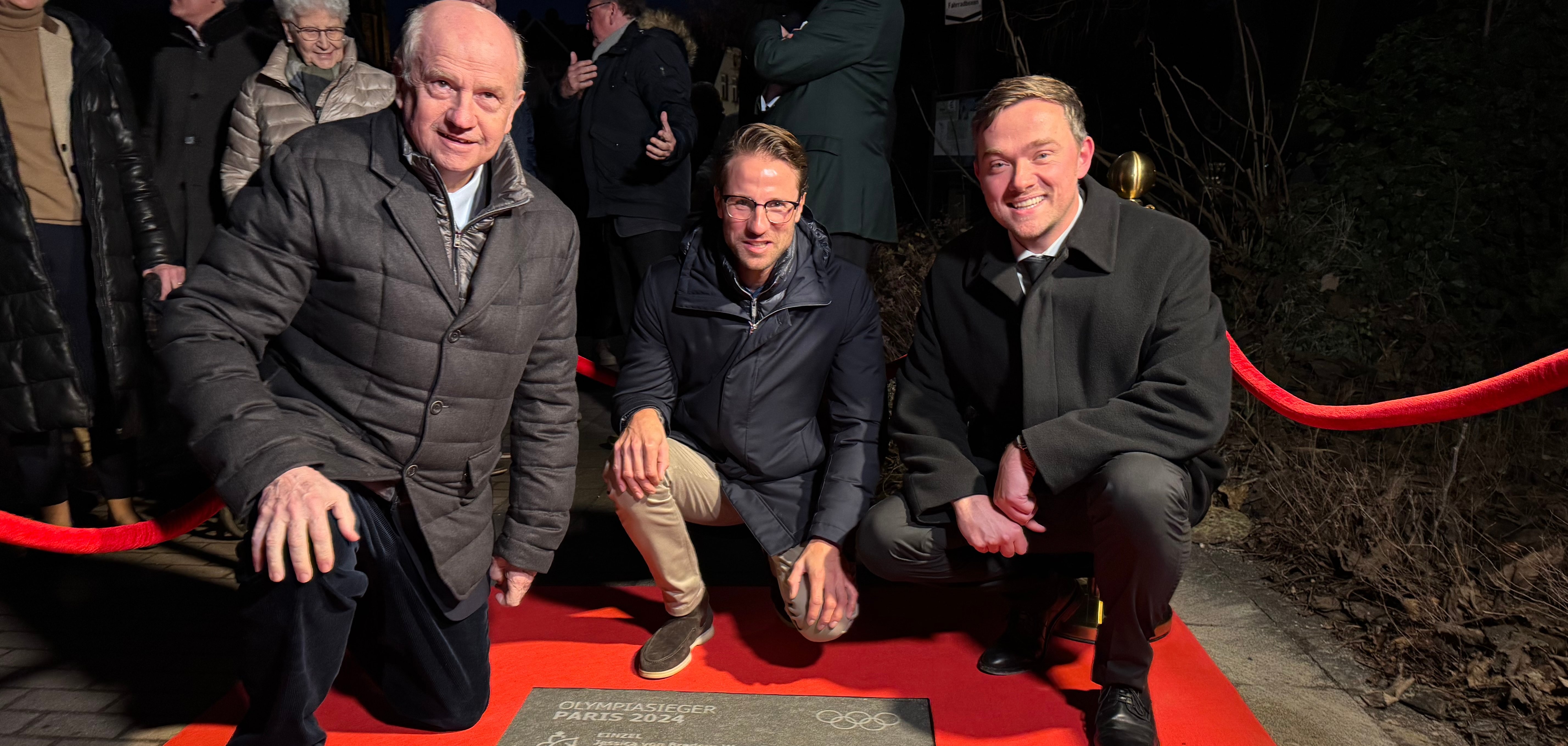 Professor Martin Richenhagen, Christian Kukuk und Bürgermeister Peter Horstmann bei der Einweihung der Platte "Olympiasieger Paris 2024"