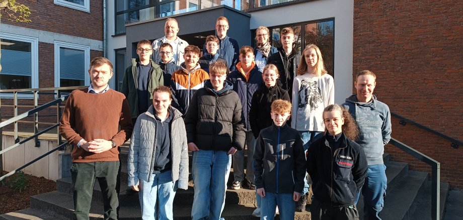 Bürgermeister Horstmann (ganz links) im Kreis der Jungen und Mädchen mit Vertretern der Verwaltung