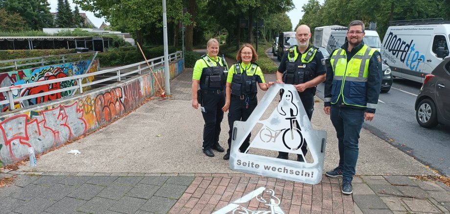 Mitarbeiter von Polizei und Stadt Warendorf nach Aufbringen der "Geisterradler"-Symbole