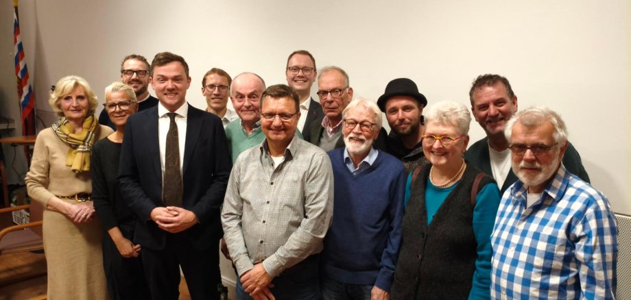 Bürgermeister Peter Horstmann im Kreis der geehrten (ehemaligen) Ratsmitglieder