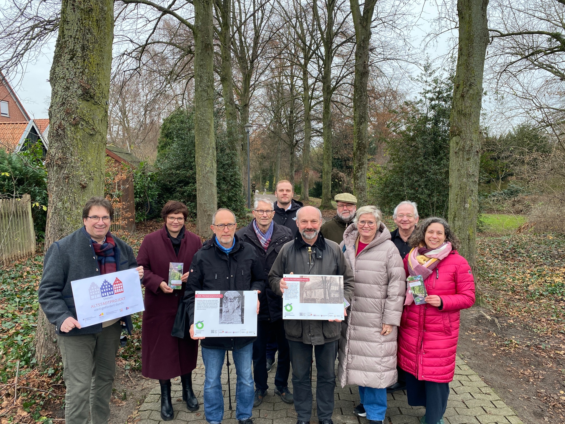 Vertreter von Altstadtfreunden, Stadt Warendorf und Quartiersbüro mit den neuen Infotafeln