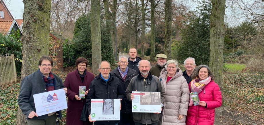 Vertreter von Altstadtfreunden, Stadt Warendorf und Quartiersbüro mit den neuen Infotafeln