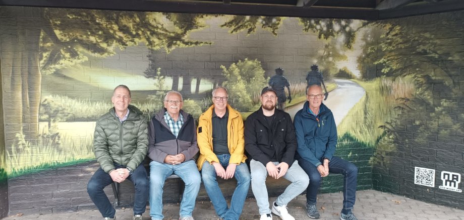 Vertreter von Heimatverein und Schützenbruderschaft mit dem Künsterl Nick Moody