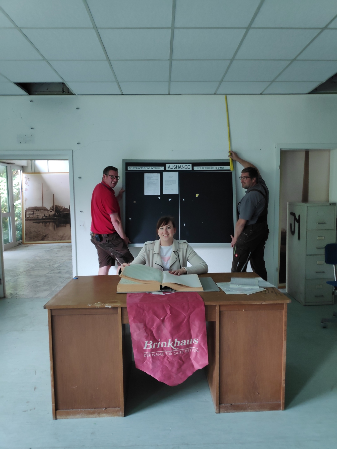 Sascha Schlöpker, Lisa Woitschikowski und Benedikt Westhove (Baubetriebshof und Stadtbücherei) sind gerade dabei das Büro herzurichten