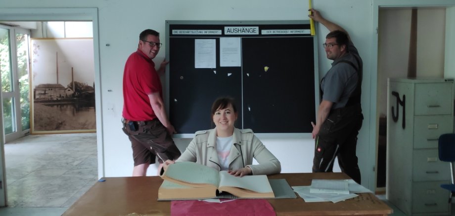 Sascha Schlöpker, Lisa Woitschikowski und Benedikt Westhove (Baubetriebshof und Stadtbücherei) sind gerade dabei das Büro herzurichten