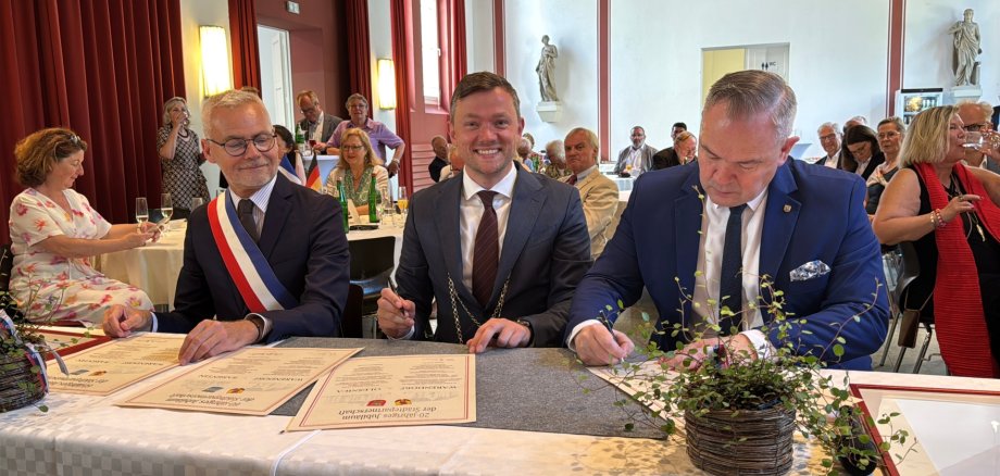 Unterzeichnung Urkunde Städtepartnerschaften