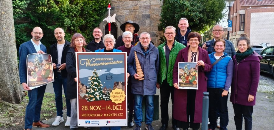 Standbetreiber, Ehrenamtliche, Veranstalter und Sponsoren bei der Vorstellung des Programms