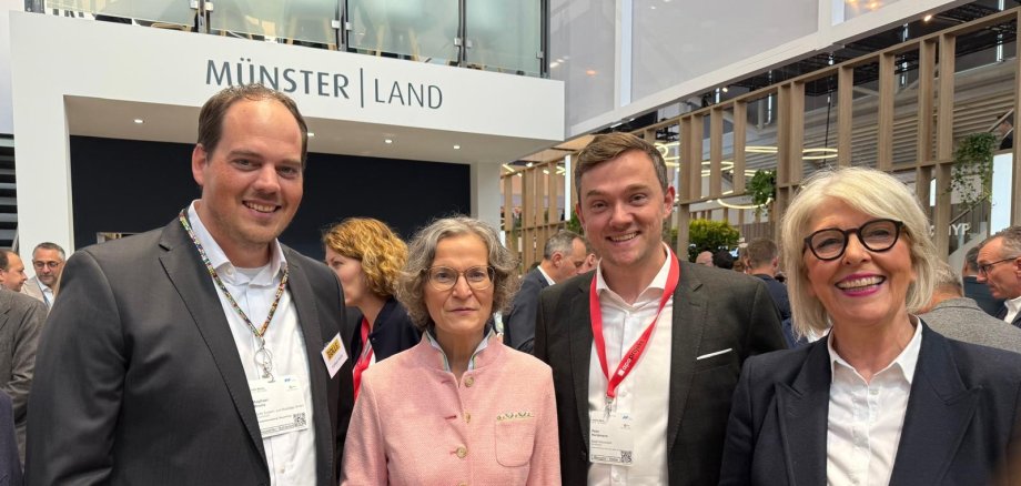 v.l. Geschäftsführer Fa. Bolle aus Telgte Raphael Bruns, Ministerin Ina Scharrenbach, Bürgermeister Peter Horstmann, Geschäftsführerin gfw Petra Michalczak-Hülsmann