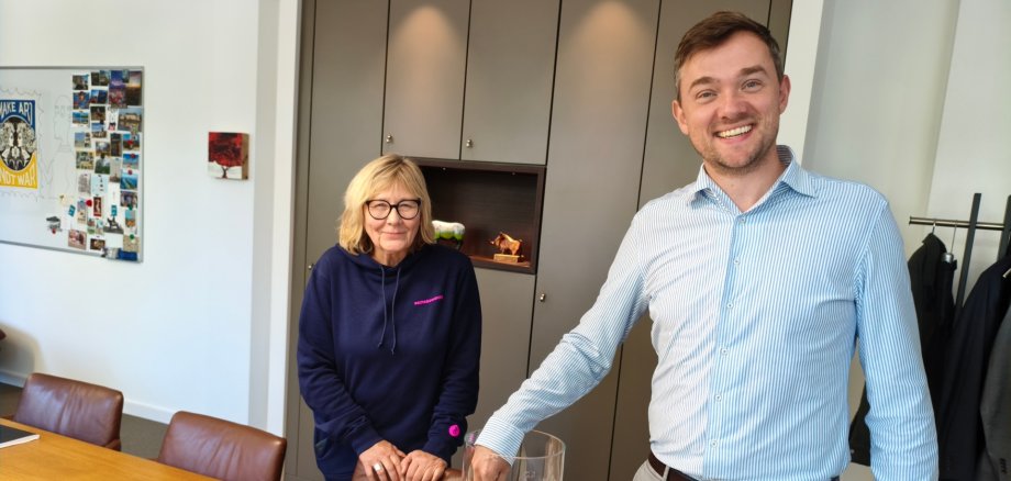 (v.l.) Helga Beckmann vom Quartiersbüro und Bürgermeister Peter Horstmann ziehen die Gewinner eines Frühstücks im Riesenrad an Fettmarkt-Sonntag