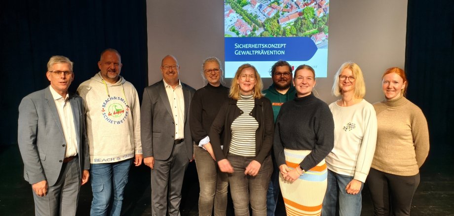 von links: Kämmerer Torsten Fischer, Personalrat Michael Holzkamp, Bürgermeister Drensteinfurt Carsten Grawunder, Gleichstellungsbeauftragte Yvonne Hüllbrock, Leiterin Personalamt Silke Middendorf, Psychologischer Erstbetreuender Florian Herse, Pia Austrup (#sicherimDienst), Nicole Herte und Kim Dellnitz (beide Psychologische Erstbetreuende)