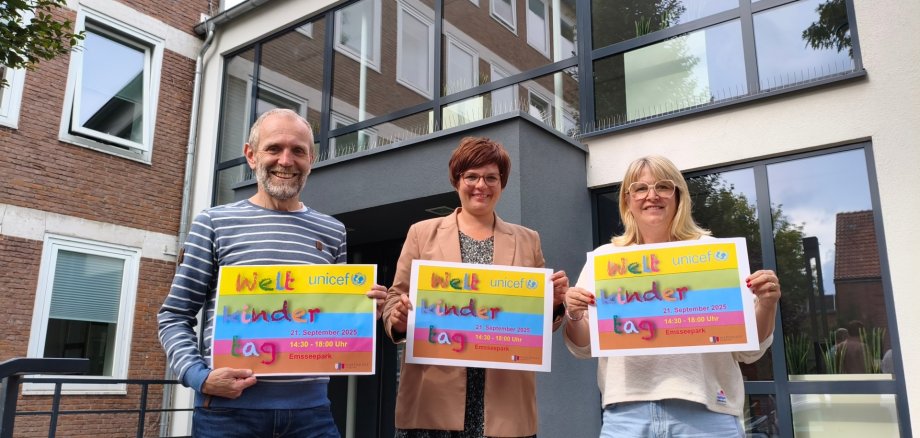 Die Stadt Warendorf stellt das Programm vom Weltkindertagsfest 2025 vor. v.l. Ansgar Westmark (Team Jugendpflege), Regina Höppner (Sozialdezernentin), Daniela Hornung (Team HoT)