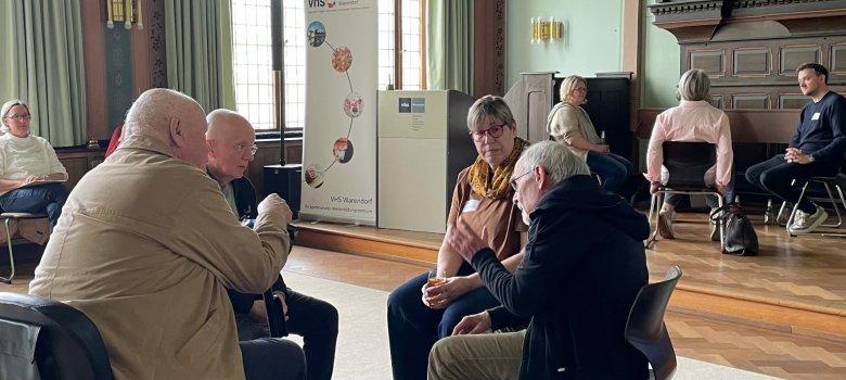 Teilnehmer der Veranstaltung im Austausch