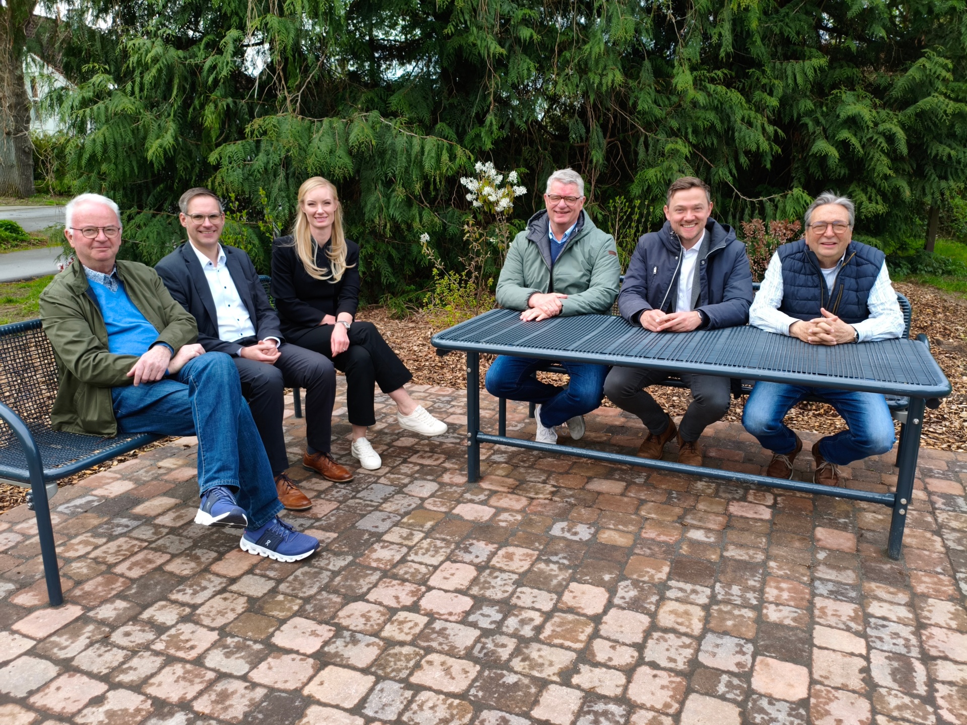 v.l.: Hubert Schulze Althoff (Bürgerstiftung), Daniel Hülsmann (Volksbank im Münsterland), Lea Prentler (Sparkasse Münsterland Ost), Michael Kamp (AP-Pflegedienste), Bürgermeister Peter Horstmann, Klaus Ende (Bürgerstiftung)