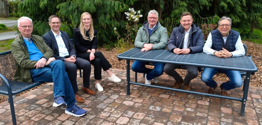 v.l.: Hubert Schulze Althoff (Bürgerstiftung), Daniel Hülsmann (Volksbank im Münsterland), Lea Prentler (Sparkasse Münsterland Ost), Michael Kamp (AP-Pflegedienste), Bürgermeister Peter Horstmann, Klaus Ende (Bürgerstiftung)